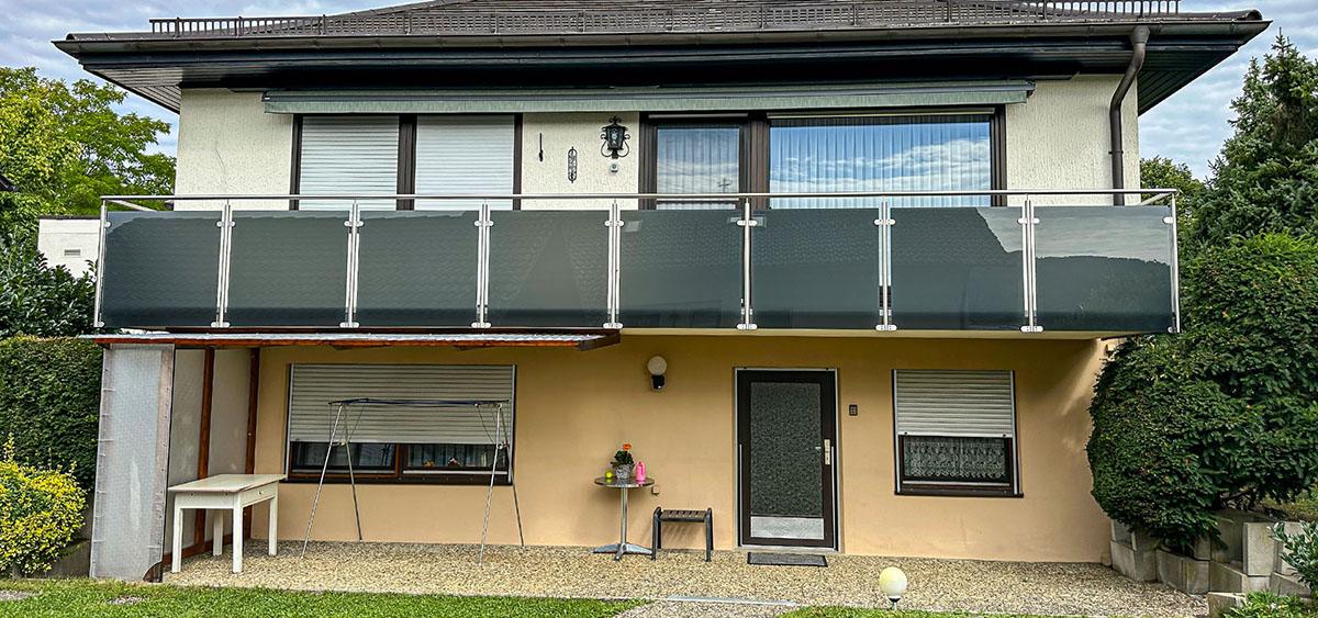 Edelstahl Balkongeländer Calw - ↗️Schmid-Jakobs.de: ✓Geländerbau, Treppengeländer, Aluminium Sichtschutz, Terrassendach