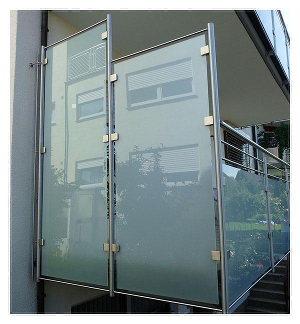 Sichtschutz aus eleganter Edelstahl-Glas-Kombination 