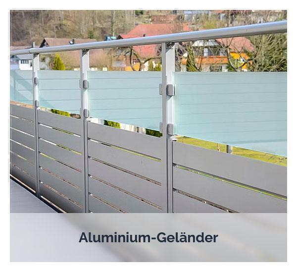 modernes Geländer aus Glas in der Nähe von Heimsheim
